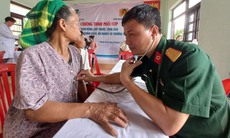 Bà con xã miền núi tại Quảng Bình được khám, cấp thuốc miễn phí và tặng quà