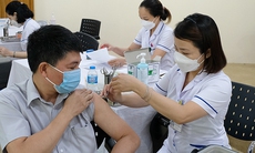 Sáng 7/7: Biến thể BA.4, BA.5 đã xâm nhập nhưng hàng chục tỉnh vẫn tiêm vaccine COVID-19 mũi 3 và 4 chậm