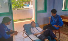 Thí sinh bị tai nạn nằm giường xếp đến điểm thi