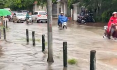 Chùm ảnh: Hà Nội 'lụt từ ngã tư đường phố' 