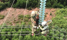 Nghề treo mình trên không bảo vệ "mạch máu" năng lượng quốc gia