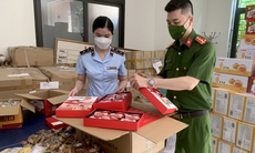 Hà Nội: Thêm vụ thu mua hàng nghìn bánh Trung thu trôi nổi về bán kiếm lời