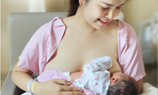 Sau khi sinh, sữa mẹ chưa về nhiều có cần pha sữa công thức cho trẻ bú?