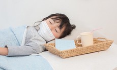 Chăm sóc trẻ mắc cúm A bị sốt, ho đờm, sổ mũi