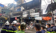 Dập tắt đám cháy cửa hàng tạp hoá gần Bệnh viện Nhi Trung ương