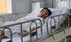 Pha nhầm cồn rửa tay vào rượu uống, 5 người phải cấp cứu