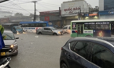 Nhiều phương tiện trôi theo dòng nước siết sau cơn mưa lớn ở Đồng Nai