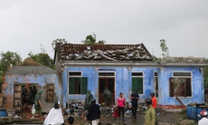 Nhà cửa tan hoang sau bão Noru, người dân miền biển Thừa Thiên Huế vẫn chưa hết bàng hoàng