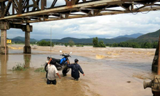 Bão Noru suy yếu vẫn khiến Lào chìm trong 'biển nước'