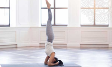 5 bước dễ dàng để chinh phục tư thế yoga đứng cẳng tay