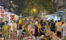 Phố Trung thu Hàng Mã đông đúc đến "nghẹt thở" trước giờ G