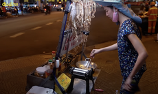 Hoa hậu Thùy Tiên mặc đồ bộ bán khô mực đêm Sài Gòn