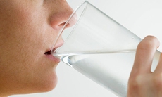 Vì sao khi say rượu bạn nên uống nhiều nước?