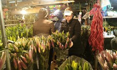 Tấp nập chợ hoa Quảng Bá rạng sáng ngày 30 Tết
