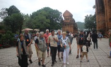 Hết ngày nghỉ Tết, khách quốc tế vẫn nườm nượp về Tháp bà Ponagar