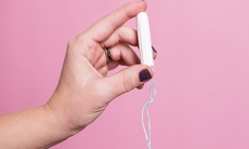 Có nên làm 'chuyện ấy' khi đang sử dụng tampon?