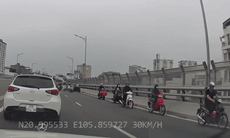 [VIDEO] Xe máy 'rồng rắn' đi ngược chiều trên đường vành đai khi thấy CSGT