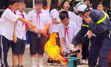 Khi phát hiện có cháy trong lớp, học sinh cần phản ứng thế nào để thoát hiểm?