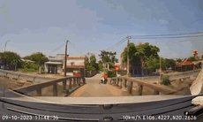 [Video] Ô tô và xe máy đâm chính diện khi qua cầu