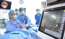 Bác sĩ Việt Nam trình diễn phẫu thuật nội soi tai phức tạp tại Hội nghị quốc tế