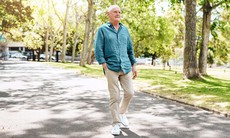 Khó rẽ khi đi bộ có thể là dấu hiệu sớm của bệnh Alzheimer