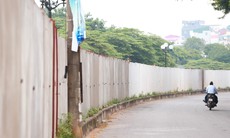 Cận cảnh khu vực rào bê tông chắn đường dân sinh được Hà Nội yêu cầu phá bỏ