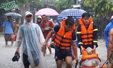 Lũ lụt miền Trung dâng cao, 2 người tử vong, 12 người mắc kẹt trong nước xiết