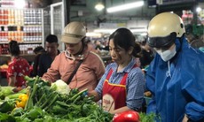Đà Nẵng: Mưa lớn triền miên, rau xanh khan hàng, giá đắt gấp đôi