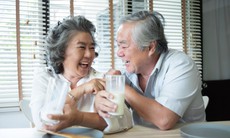 Chuyên gia chỉ cách chọn và sử dụng sữa nào tốt cho người cao tuổi