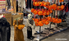 Phố Hàng Mã tràn ngập đồ hóa trang kinh dị trước ngày Halloween