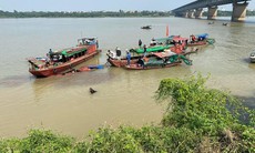 Một người tử vong sau va chạm giữa sà lan và tàu đánh cá trên sông Hồng