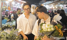 Chợ hoa lớn nhất Hà Nội nhộn nhịp kẻ bán, người mua trước ngày phụ nữ Việt Nam