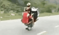 [VIDEO] Thanh niên bốc đầu xe máy, khoe chiến tích lên mạng xã hội