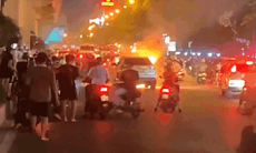 Ô tô Santafe bất ngờ bốc cháy khi đang di chuyển trên phố Hà Nội