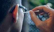 Ngoáy tai thường xuyên, không đúng cách ảnh hưởng đến thính giác ra sao?