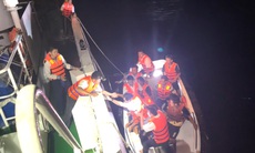 Tàu 467 đang trên đường đưa ngư dân gặp nạn vào bờ