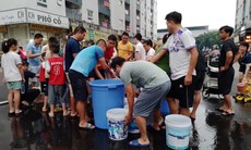 Sau hàng loạt chỉ đạo, người dân Khu đô thị Thanh Hà vẫn 'rồng rắn' xếp hàng xin nước sạch