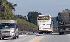[VIDEO] Xe khách 'đua với tử thần', lấn làn trên cao tốc