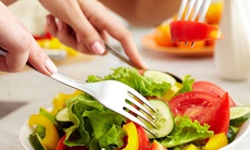 Chế độ ăn chống viêm nên ưu tiên thực phẩm nào?