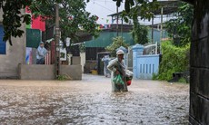 Mưa lớn nhiều nhà dân ở Quảng Trị lại chìm trong nước