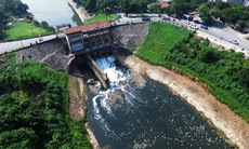 'Mục sở thị' dòng nước ô nhiễm từ sông Nhuệ chảy ngược ra sông Hồng