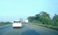 [VIDEO] 2 nam sinh đi xe máy đầu trần va chạm với ô tô ngã ra đường rồi tiếp tục bị đâm
