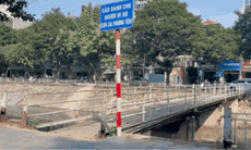 Hà Nội: Cầu đi bộ qua sông Kim Ngưu xuống cấp, thủng lỗ chỗ