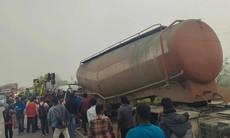 Xe khách va chạm xe bồn chở xăng, ít nhất 13 người thiệt mạng ở Ấn Độ