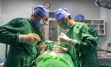 Lần đầu tiên tại Nghệ An thực hiện phẫu thuật thay đốt sống cổ nhân tạo điều chỉnh được độ cao kèm vít cố định