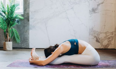 Phòng ngừa cứng khớp với 5 tư thế yoga đơn giản tại nhà