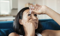 6 sai lầm trong điều trị đau mắt đỏ khiến bệnh lâu khỏi