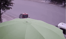 Video shipper phóng nhanh 'đâm bay' ô tô đỗ bên đường