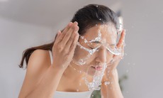 Rửa mặt bằng nước đá có giúp trẻ hóa làn da?