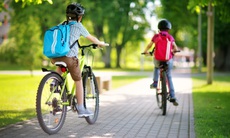 Cấm học sinh tiểu học đi xe đạp đến trường liệu có hợp lý?